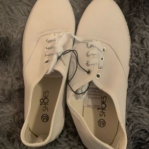 Women’s canvas shoes